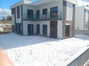 BÖLMEDE 700 M2 ARSA İÇERİSİNDE SATILIK KÖŞE VİLLA