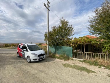 YAVU KÖYÜNDE İÇERİSİNDE EVİ OLAN 830 M2 KÖŞE PARSEL SATILIK ARSA