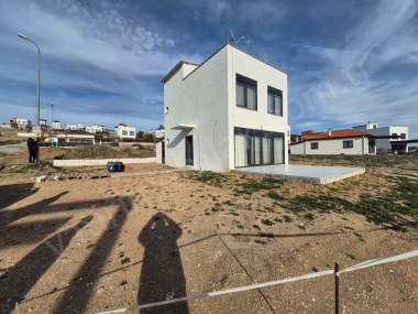 KARABOL VİLLA KENTTE KÖŞE PARSEL ÜZERİNDE SATILIK LÜKS YAPILI EV