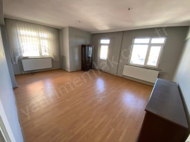 ŞEREF CADDESİ ÜZERİNDE 2+1 SATILIK DAİRE
