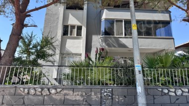 Müstakil geniş cadde üzeri bahçeli satılık bina