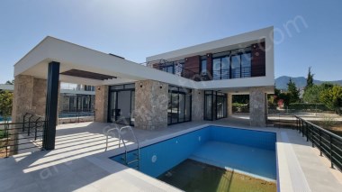 Lüks sınıfında 3+1 villa satılıktır, Korineum Golf Kulübüne 5 dakika mesafede, birinci sahil şeridi