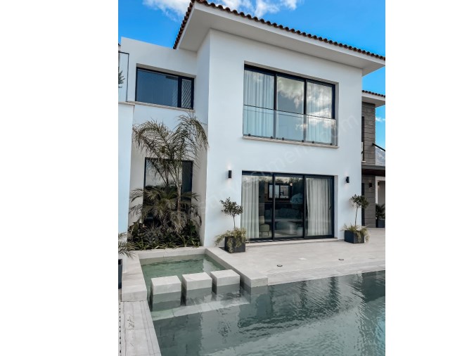 Denize Sıfır, Modern ve Lüks 5+1 Villa — Konforun ve Şıklığın Buluştuğu Yer
