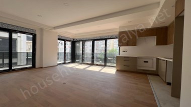 GENÇLİKTE KALEİÇİNE YAKIN ÖNCEPHEDE SIFIR BİNADA KATTA 2+1