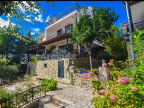 KUŞADASI SOĞUCAKTA DOĞAYLA İÇ İÇE HAVUZLU SİTEDE TRİPLEX 3+1