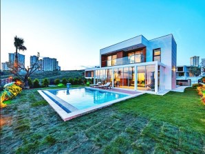 Kuşadası Merkezde Satılık 4+1 Villa Ful Deniz Manzaralı 800m2 Arsa içinde Tam Müstakil 
