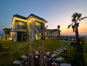 Kuşadası Soğucakta Satılık Ful Eşsiz Deniz Manzaralı Geniş Yeni Luks Havuzlu 4+1 Villa