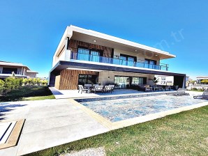 Kuşadası Güzelçamlıda Satılık 3+1 Villa Site İçinde Özel Havuzlu