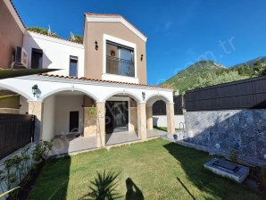 Kuşadası Güzelçamlıda Satılık 3+1 Müstakil Havuzlu Sıfır İkiz Villa