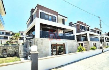 Kuşadası Güzelçamlıda Satılık 4+2 Müstakil Villa Deniz Manzaralı