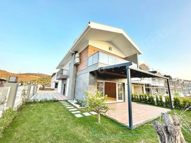 Kuşadası Bayraklıdede Satılık 4+1 Villa Müstakil Havuzlu Denize Yürüme Mesafesinde