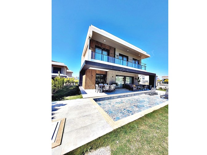 Kuşadası Güzelçamlıda Satılık 3+1 Villa Site İçinde Özel Havuzlu