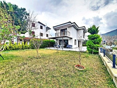 Kuşadası Güzelçamlıda Satılık 3+1 Tam Müstakil Denize Yakın Villa 