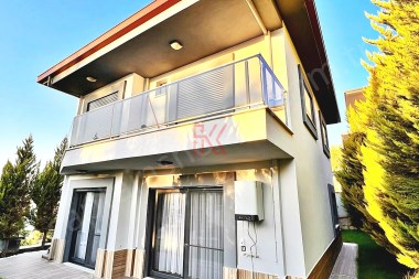 Kuşadası Güzelçamlıda Satılık 3+1 Müstakil Villa Site İçinde 