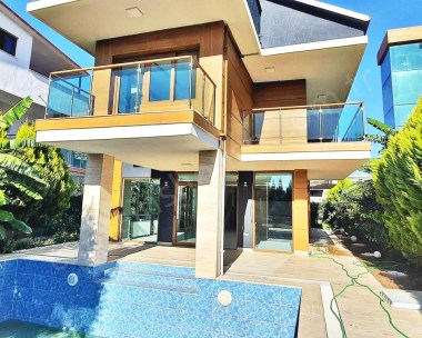 Kuşadası Türkmen Mah 4+1 Asansörlü Müstakil Havuzlu Deniz Manzaralı Villa