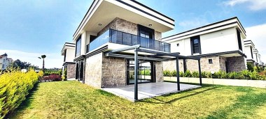 Kuşadası Davutlarda Satılık 4+1 Müstakil Villa Site içinde Ortak Havuzlu