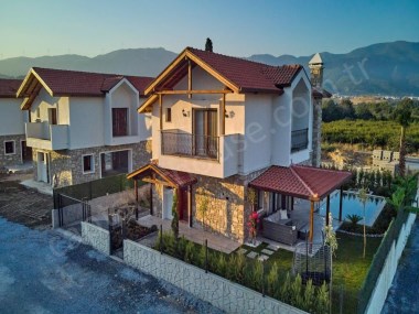 Kusadasi Soğucakta Satılık 3+1 Müstakil Havuzlu Deniz Manzaralı Yazlık Villa