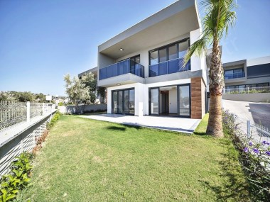 Kusadasi Karaovada Satılık 3+1 Site İçinde Denize Yakın Sıfır Villa