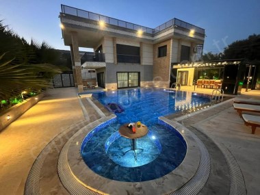 Kuşadası Karaovada Satılık 4+1 Müstakil Havuzlu Manzaralı Villa