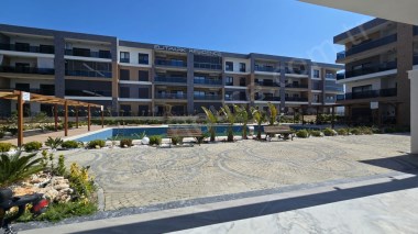 KUŞADASI İKİÇEŞMELİKTE HAVUZLU SİTEDE SATILIK 3+1 LÜKS DAİRE