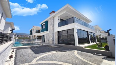 Kuşadası Davutlarda satılık, meyve bahçeleri arasında, havuzlu, 3+1 müstakil villa…