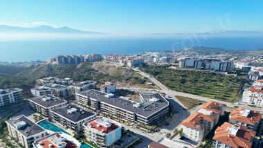 Kuşadasında satılık, sıfır, havuzlu site içinde, 1+1 lüks daireler…
