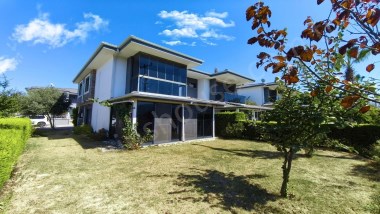 Kuşadası, Soğucakta, Satılık, Havuzlu Site İçinde, 3+1 Villa…