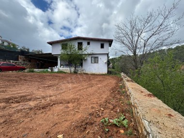 KUYUCAKDA İKİ KATLI EV VE ARSASI
