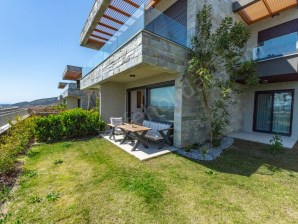 2+1 Luxuswohnung im Gartengeschoss in Bitez Asarlık, in einem Komplex am Meer