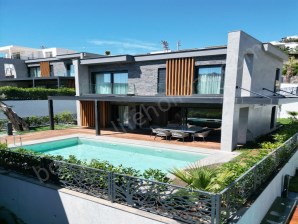 Ein einzigartiges Leben in Gümüşlük: 4+1 Triplex-Villa mit privatem Pool und Garten