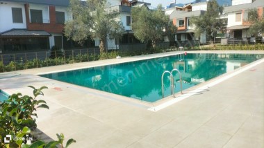 Öğretmenim Emlaktan GÜRE  ALTINOLUK Arası Havuzlu Site İçerisinde GÜNEŞ SİTESİNDE SATILIK VİLLA 3+1