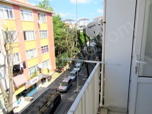 ACIBADEMDE KİRALIK DAİRE, 2+1 ARA KATTA BALKONLU