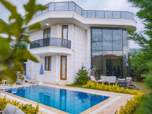 Site İçerisinde Günlük Kiralanabilir Bahçeli Havuzlu Lüks 5+1 Villa