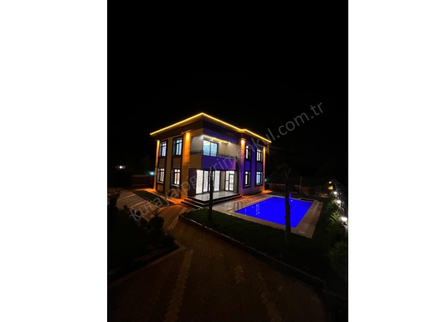 Ultra Lüks Havuzlu Çevresi Kapalı Villa 