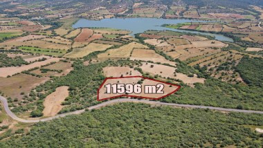 GÖL MANZARALI YOLA CEPHELİ TARLA 