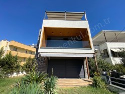 ALTINOLUKTA DENİZE 100 METRE LÜKS TRIPLEX VİLLA