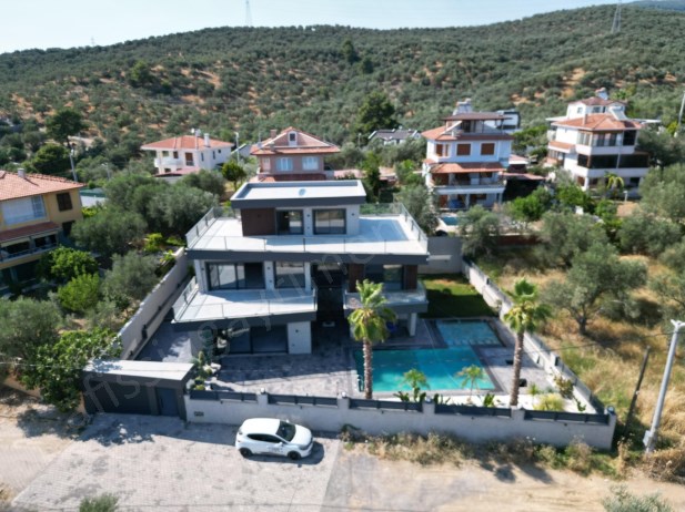 BİR VİLLADAN FAZLASI.. GÖZ KAMAŞTIRAN ŞIK VE MODERN MİMARİ