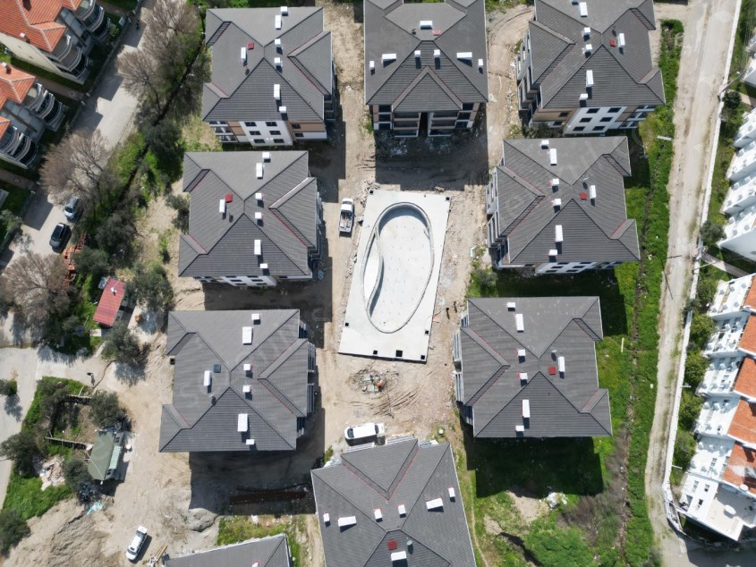 ALTINOLUKTA DENİZE YAKIN HAVUZLU SİTEDE 1+1 DAİRELER