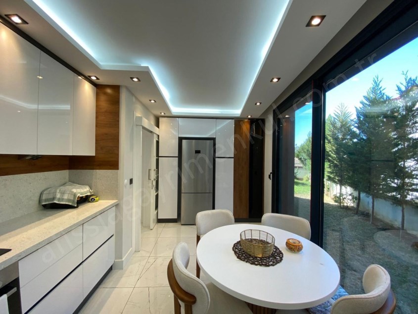 ALTINOLUKTA DENİZE 100 METRE LÜKS TRIPLEX VİLLA
