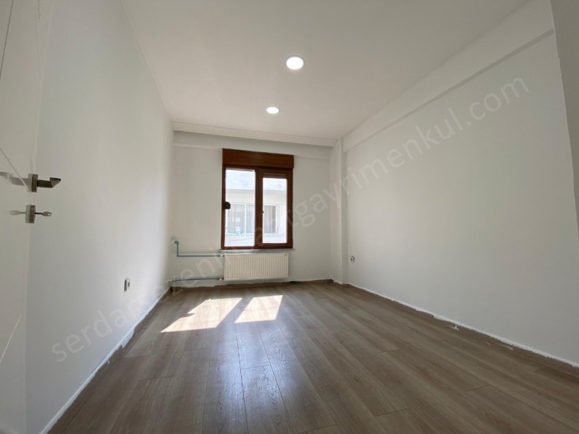 ALTINOLUK MERKEZDE DENİZE 50 METRE YENİLENMİŞ 2+1 DAİRE