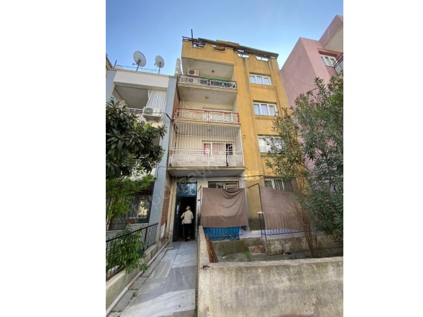 İZMİR AKINCILAR FIRAT MAHALLESİNDE AİLEYE BEKARA  ÇALIŞANA UYGUN EŞYALI 2+1 3.KAT KİRALIK DAİRE