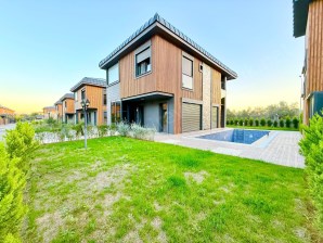 ▶ ▶ AKÇAY KÖRFEZDEN ŞÖMİNELİ MÜSTAKİL HAVUZLU 3+1 SIFIR SATILIK VİLLA