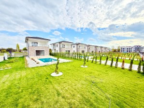 ▶ ▶ AKÇAY KÖRFEZDEN DOĞA İLE İÇ İÇE HUZUR BULACAĞINIZ SIFIR 3+1 SATILIK VİLLA