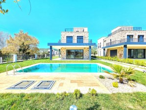 ▶ ▶ AKÇAY KÖRFEZDEN SATILIK 450 M2 ARSA İÇİNDE MÜSTAKİL HAVUZLU SIFIR 4+1 VİLLA