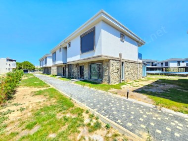 ▶ ▶ AKÇAY KÖRFEZDEN DENİZE SIFIR HAVUZLU SİTE İÇİNDE 3+1 SIFIR SATILIK VİLLA