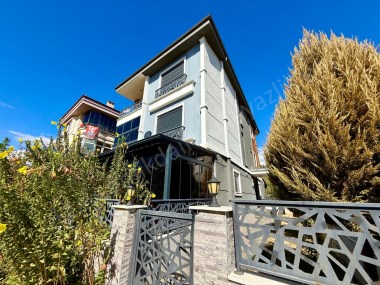 ▶▶AKÇAY KÖRFEZDEN DOĞA İLE İÇ İÇE GENİŞ KULLANIMLI SIFIR SATILIK 4+1 VİLLA