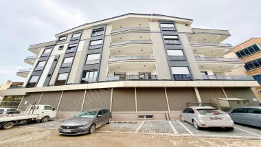 ▶ ▶AKÇAY KÖRFEZDEN EBEVEYN BANYOLU ÖN CEPHE ARA KAT SIFIR SATILIK 2+1 DAİRE