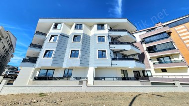 ▶ ▶ AKÇAY KÖRFEZDEN EBEVEYN BANYOLU ARA KAT ÖN CEPHE SIFIR SATILIK 2+1 DAİRE