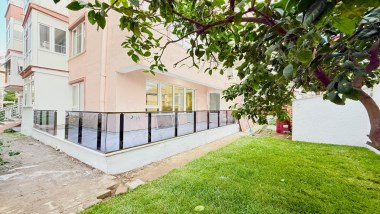 ▶ ▶ AKÇAY KÖRFEZDEN DENİZE ÇOK YAKIN BAHÇELİ MERKEZİ KONUMDA 2+1 SATILIK DAİRE