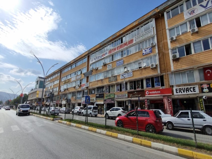 YENİ BELEDİYE SİTESİ ANA CADDE  KAT 1 OFİS  VE BÜRO SATILIK